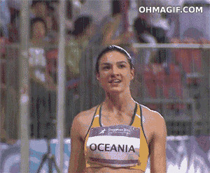 Atleta femenina alegre disfrutando de la lluvia