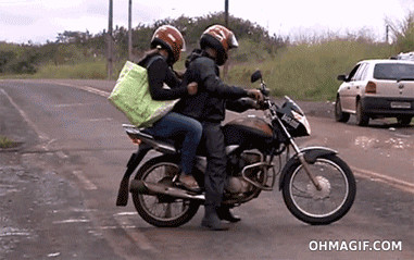 ¡ Bam! Bájese de la bicicleta y deje esta calle ahora