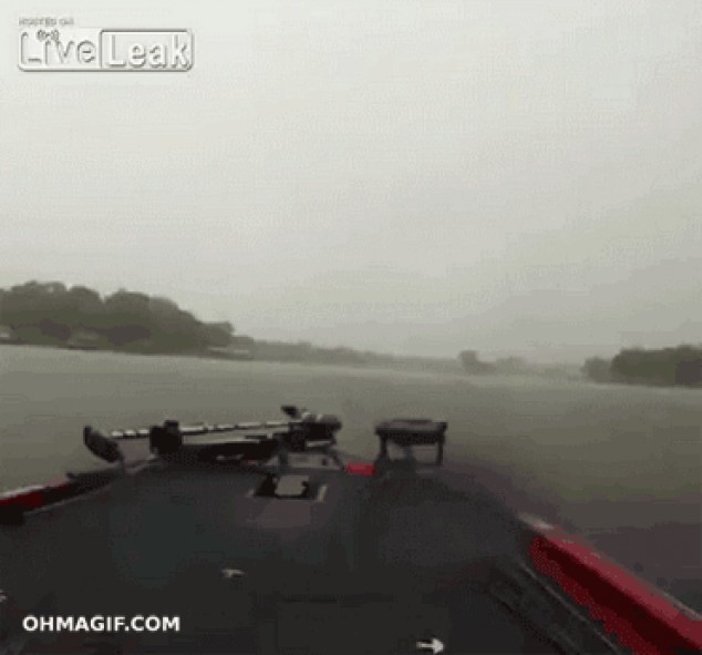 Barco graba un rayo en un lago