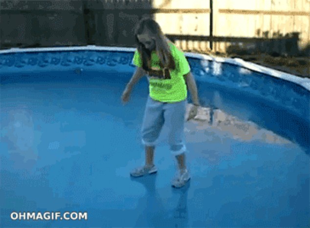 Caida de chica en piscina congelada