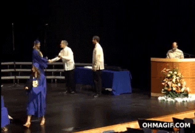 Celebración de ceremonia de graduación de chica fail