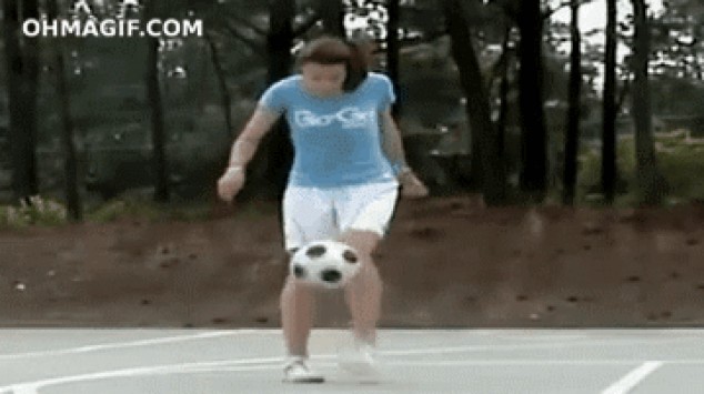 Chica haciendo malabares con el balón de fútbol como un jefe