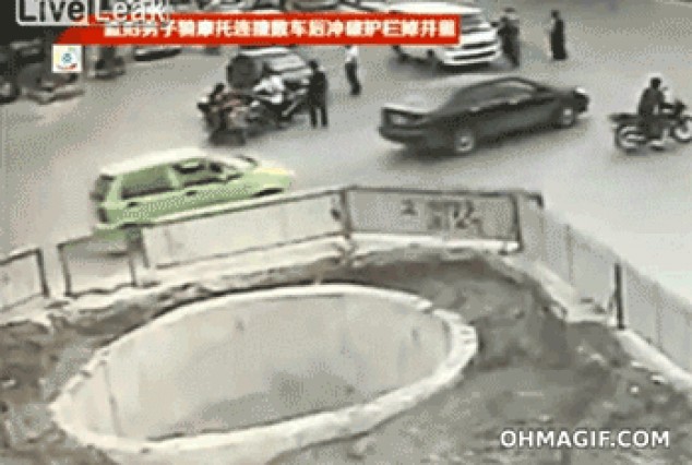 Doble épica scooter fallan en una carretera muy transitada en China