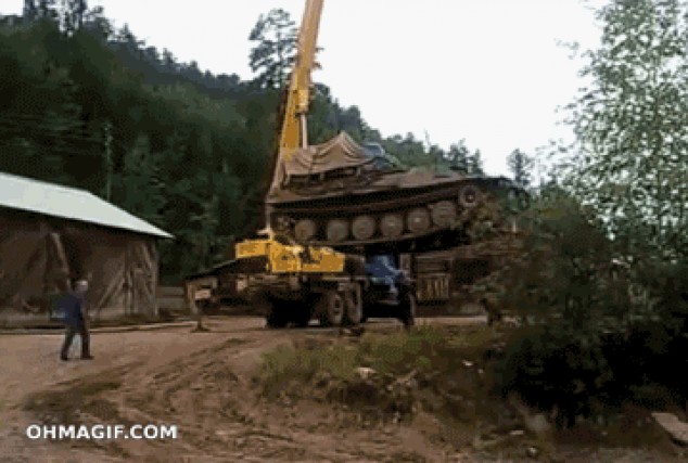 Elevación falla del tanque ruso épica de la grúa