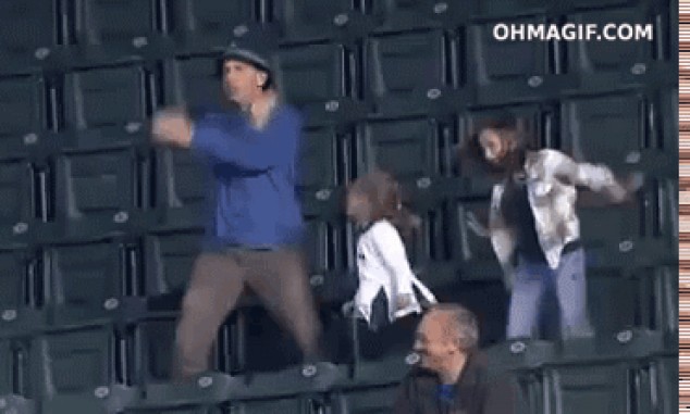 Épico papá bailando con hijas en el estadio