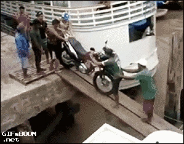 Intentando bajar una moto al rio en Brasil
