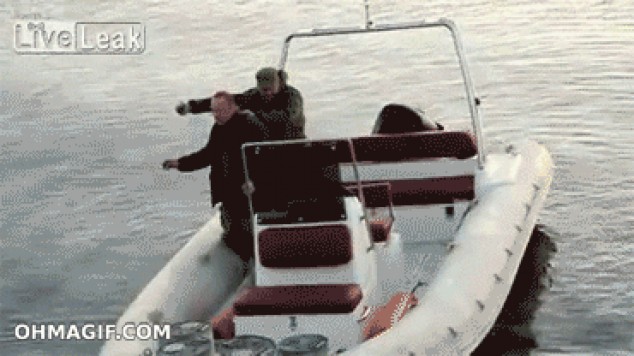 Lanzando una granada desde una barca