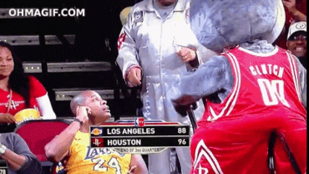 Mascota de los Rockets arroja pastel sobre un fan de los Lakers