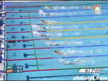 Mostrar el dedo en el evento de natación