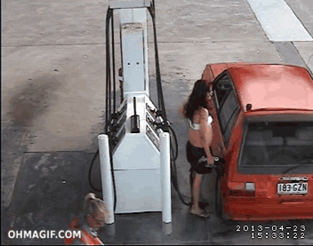 Mujer sorprendida robando en una gasolinera