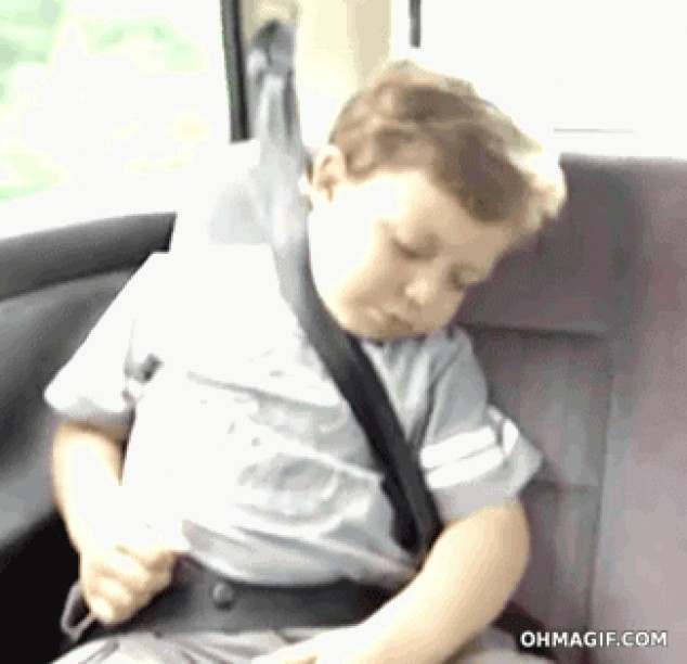 Niño dormido despertar a la música en un coche