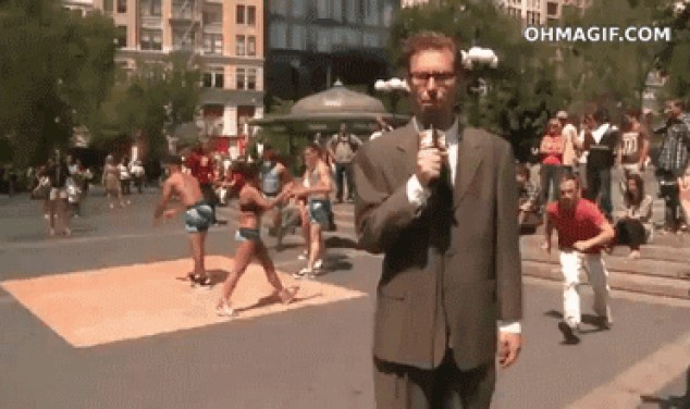 Troll bajando pantalones a un reportero en tv en vivo